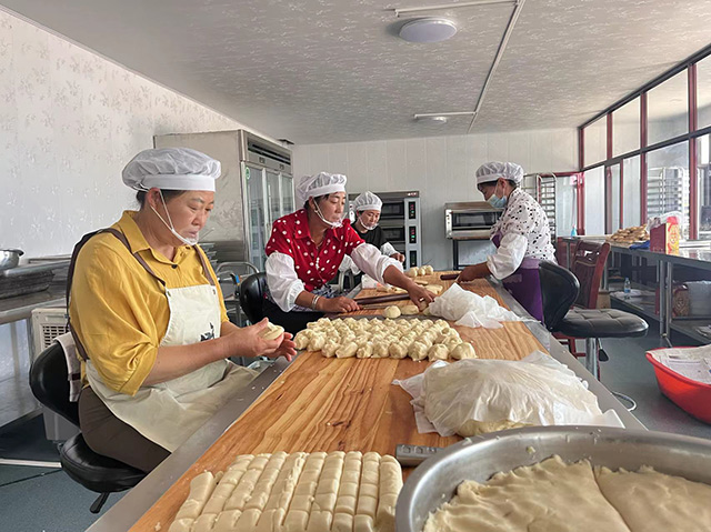 鄂托克前旗克珠日村：致富路上饃香四溢陽歷八月，驕陽似火，鄂爾多斯市鄂托克前旗克珠日村集體經(jīng)濟(jì)——爐饃饃烘焙生產(chǎn)線也熱火朝天！熱氣騰騰、饃香充溢，讓生產(chǎn)線上的克珠日村民心里樂開了花，一條“金燦燦”“香噴噴”的致富路已然開啟?！驹敿?xì)】 