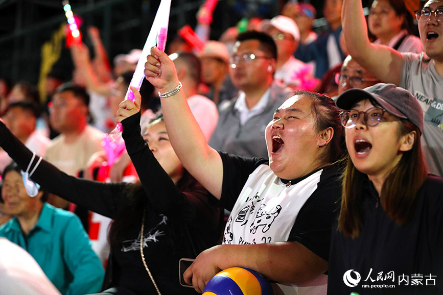 球迷為場上球員加油。人民網(wǎng)記者 李睿攝
