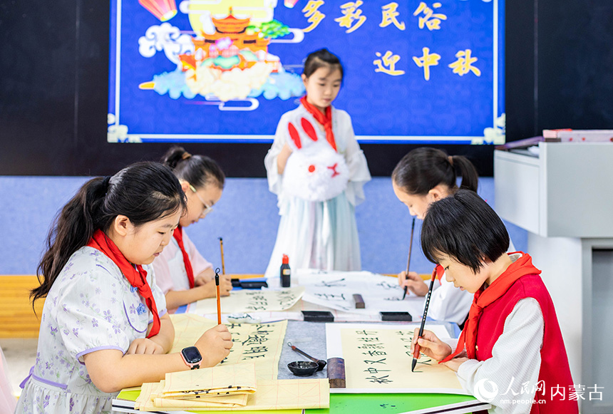 呼和浩特市玉泉區(qū)恒昌店巷小學(xué)學(xué)生在書寫中秋詩(shī)詞佳句。丁根厚攝