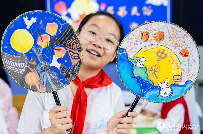 呼和浩特市玉泉區(qū)恒昌店巷小學(xué)學(xué)生在展示繪制的以中秋為主題的彩扇。丁根厚攝