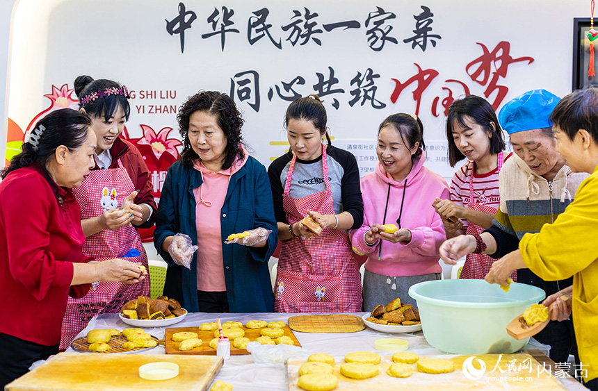 內(nèi)蒙古呼和浩特市玉泉區(qū)清泉街社區(qū)居民在制作手工月餅。丁根厚攝