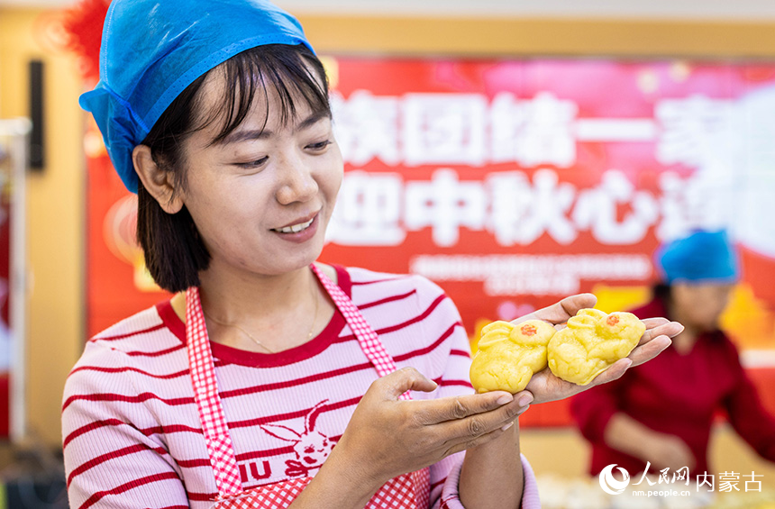 內(nèi)蒙古呼和浩特市玉泉區(qū)清泉街社區(qū)居民展示制作的“玉兔”月餅。丁根厚攝