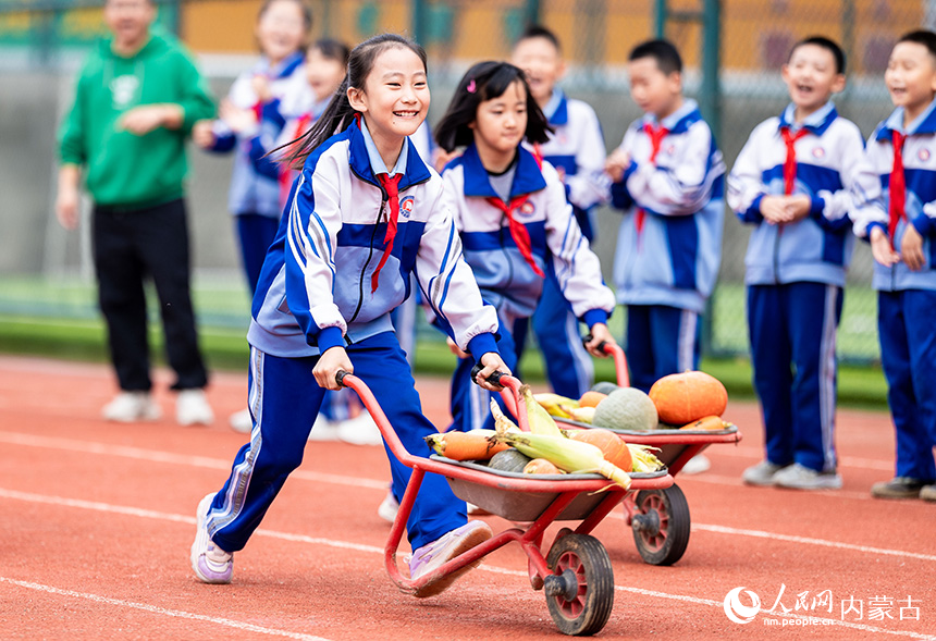 呼和浩特市玉泉區(qū)通順街小學(xué)學(xué)生在進(jìn)行秋收作物運(yùn)輸比賽。丁根厚攝