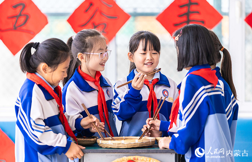 呼和浩特市玉泉區(qū)通順街小學(xué)學(xué)生在參加夾豆子比賽。丁根厚攝