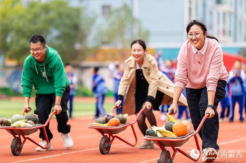 呼和浩特市玉泉區(qū)通順街小學(xué)青年教師在進行秋收作物運輸比賽。丁根厚攝