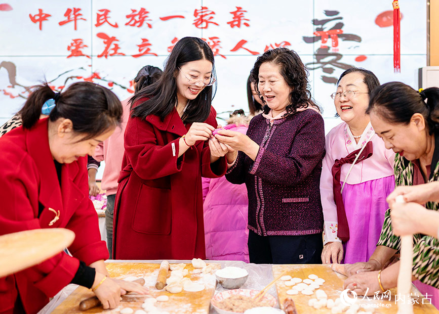 11月7日，工作人員和居民在呼和浩特市玉泉區(qū)清泉街社區(qū)迎立冬主題活動現(xiàn)場體驗包餃子。丁根厚攝