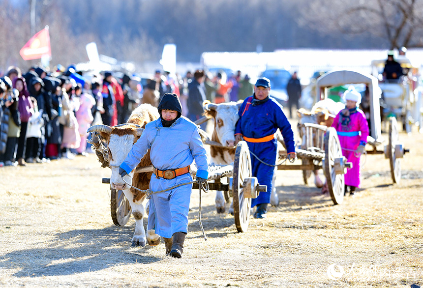 牧民在冰雪那達(dá)慕開幕式上展示游牧風(fēng)情。王正攝