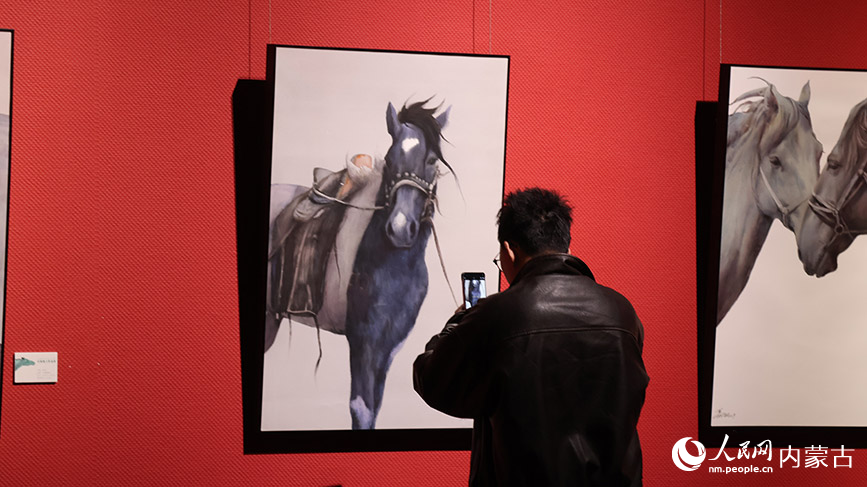 觀看展覽。實習(xí)生 李蓉攝