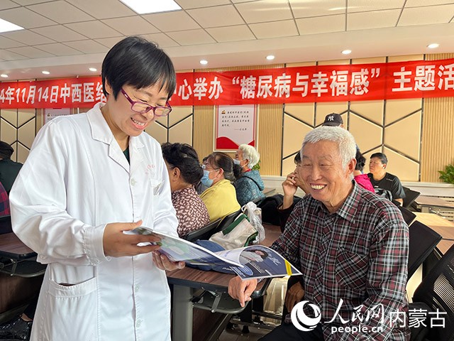 義診現(xiàn)場(chǎng)。人民網(wǎng)記者 齊浩男攝