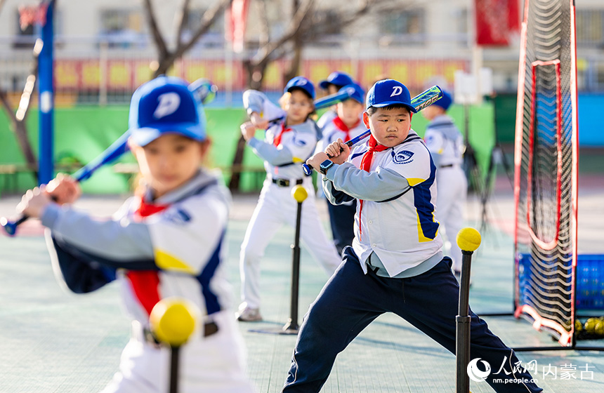 呼和浩特市賽罕區(qū)大學(xué)路小學(xué)棒球社團(tuán)的學(xué)生在練習(xí)擊打動(dòng)作。丁根厚攝