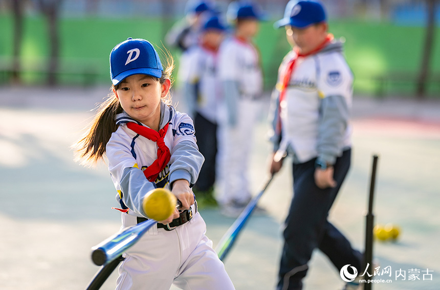 呼和浩特市賽罕區(qū)大學(xué)路小學(xué)棒球社團(tuán)的學(xué)生在練習(xí)擊打動作。丁根厚攝