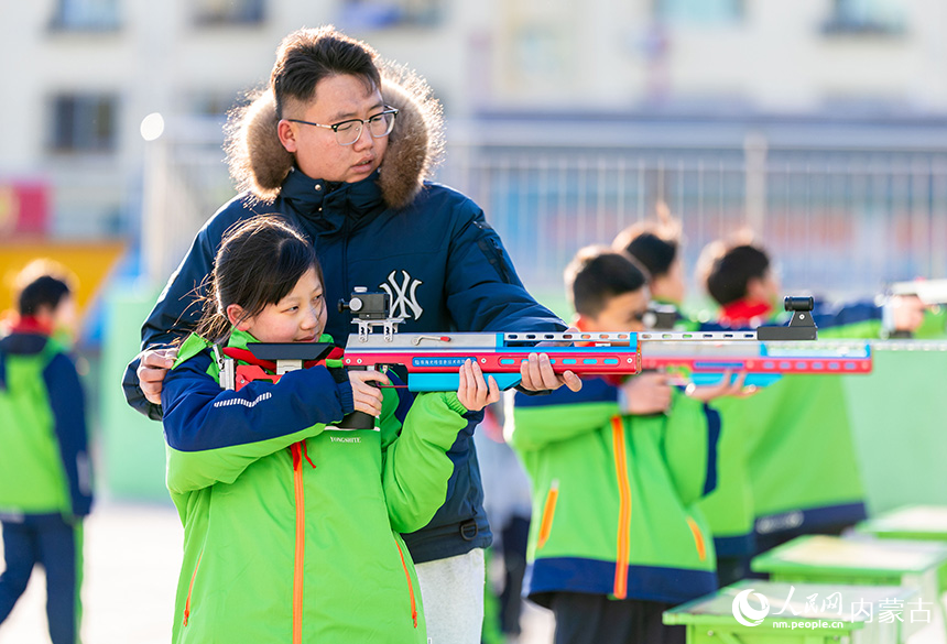 呼和浩特市賽罕區(qū)大學(xué)路小學(xué)射擊社團(tuán)的學(xué)生在進(jìn)行據(jù)槍訓(xùn)練。丁根厚攝