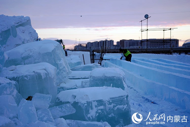 500米超長雪滑梯建設(shè)中。人民網(wǎng)記者 苗陽攝