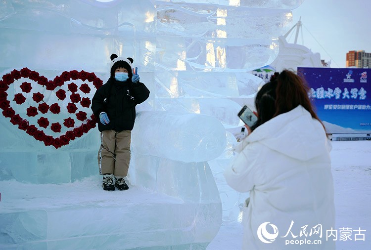 市民在伊敏河冰雪嘉年華打卡。人民網(wǎng)記者 苗陽攝