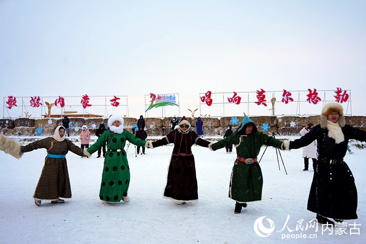 載歌載舞的冰雪那達慕。人民網(wǎng)記者 趙夢月攝