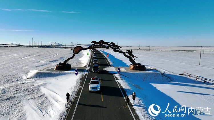 穿越雪原。陳巴爾虎旗融媒體中心供圖