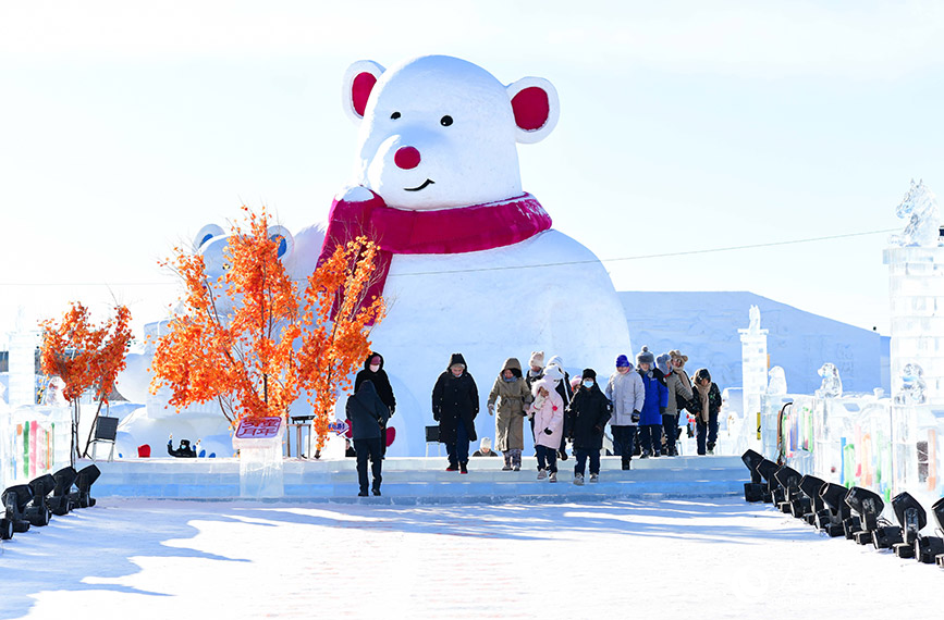 12月12日，游客在滿洲里“冰雪童謠”主題樂園游覽。王正攝
