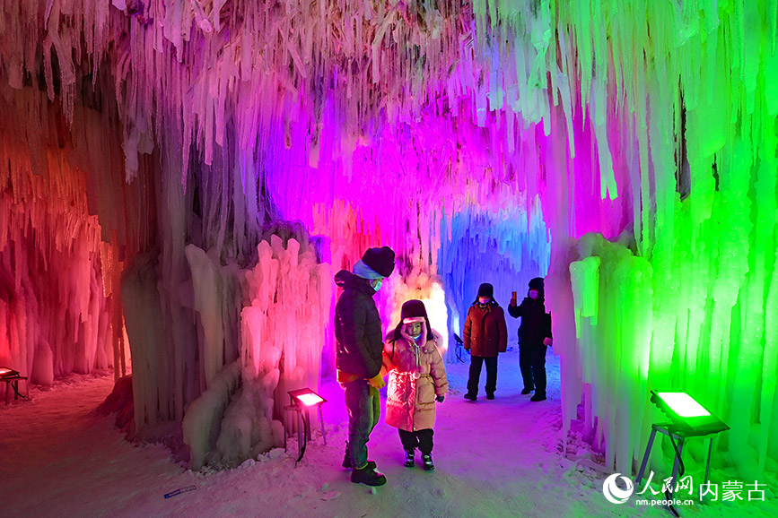 12月12日，游客在滿洲里“冰雪童謠”主題樂園游覽。王正攝