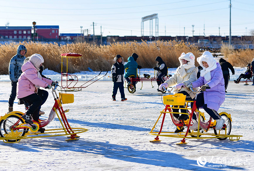 12月12日，游客在滿洲里“冰雪童謠”主題樂(lè)園體驗(yàn)趣味冰雪運(yùn)動(dòng)。王正攝