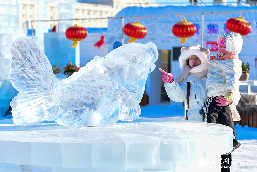 12月12日，游客在滿洲里“冰雪童謠”主題樂園游覽。王正攝