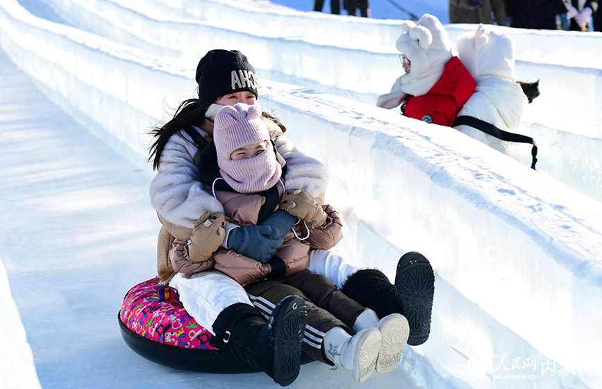 12月12日，游客在滿洲里“冰雪童謠”主題樂園體驗(yàn)趣味冰雪運(yùn)動(dòng)。王正攝