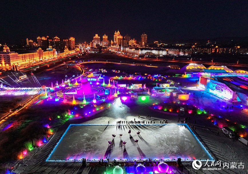 12月12日拍攝的滿洲里“冰雪童謠”主題樂園夜景（無人機(jī)照片）。王正攝