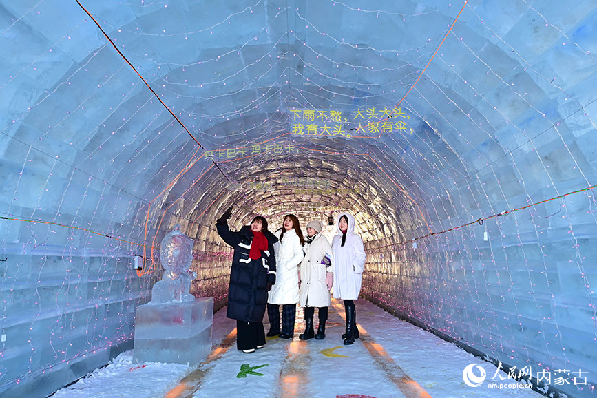 12月12日，游客在滿洲里“冰雪童謠”主題樂園留影。王正攝