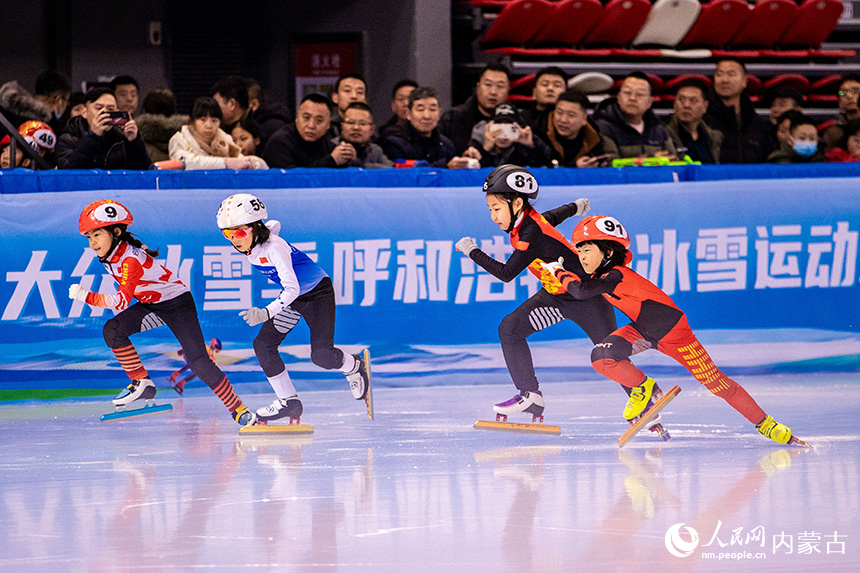 參賽小選手在呼和浩特市冰雪運動系列活動短道速滑公開賽比賽中。丁根厚攝