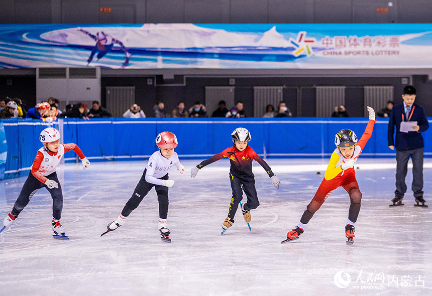 參賽小選手在呼和浩特市冰雪運動系列活動短道速滑公開賽女子丙組500米比賽中。丁根厚攝