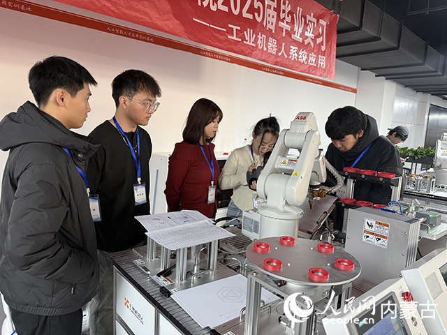 呼和浩特市民族學(xué)院計(jì)算機(jī)科學(xué)與信息工程學(xué)院大四的學(xué)生進(jìn)行機(jī)械手臂操作的結(jié)業(yè)考試。 人民網(wǎng)記者 寇雅楠攝