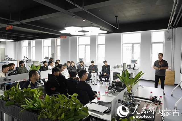 呼和浩特職業(yè)學(xué)院學(xué)生學(xué)習(xí)工業(yè)編程機(jī)器人公益課程。受訪者供圖