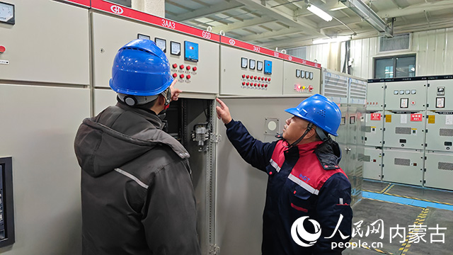 供電公司工作人員查看企業(yè)配電設(shè)施。人民網(wǎng)記者 張雪冬攝