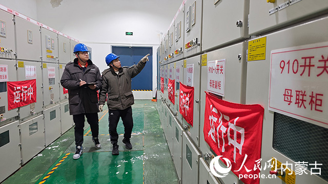 包頭供電公司工作人員在10千伏高科技開閉站進行數(shù)據(jù)查看和檢修工作。人民網(wǎng)記者 張雪冬攝