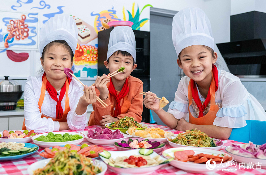 呼和浩特市玉泉區(qū)南柴火市街小學學生在品嘗餃子。丁根厚攝