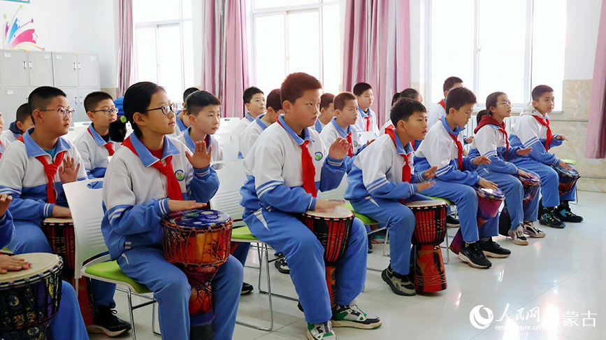打擊非洲鼓。實習生 李蓉攝
