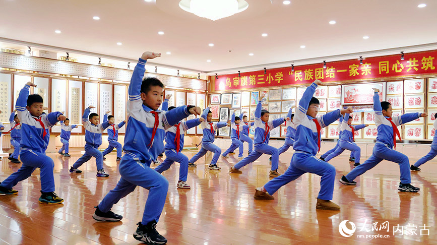 練習(xí)通臂拳。實(shí)習(xí)生 李蓉?cái)z