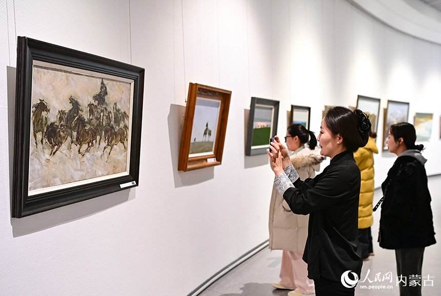 觀眾在呼倫貝爾市文化館觀賞“多彩呼倫貝爾”油畫(huà)精品展。王正攝