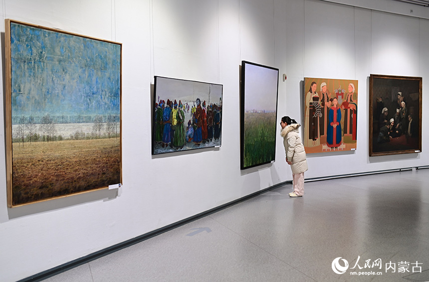 觀眾在呼倫貝爾市文化館觀賞“多彩呼倫貝爾”油畫精品展。王正攝