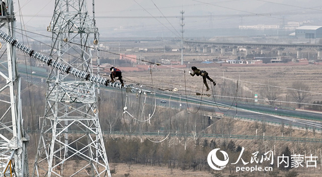內(nèi)蒙古電力集團(tuán)包頭供電公司500千伏昆都侖變電站第一次切改施工現(xiàn)場。人民網(wǎng) 孟佳澍攝
