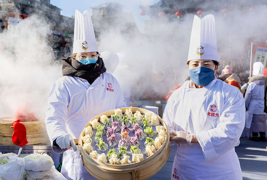 12月21日，工作人員在呼和浩特?zé)u美食大會(huì)開幕式現(xiàn)場(chǎng)展示制作的彩色燒賣。丁根厚攝