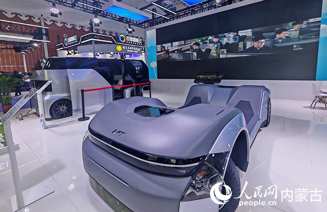 智能網(wǎng)聯(lián)汽車成果展現(xiàn)場(chǎng)。實(shí)習(xí)生 王柯然攝