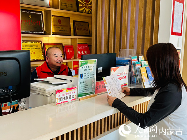 青山村電力便民服務(wù)站服務(wù)人員為村民答疑。人民網(wǎng)記者 張聿修攝