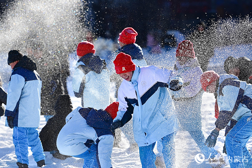 呼倫貝爾市海拉爾區(qū)健康街小學(xué)學(xué)生在校園冰雪嘉年華中戲雪。王正攝
