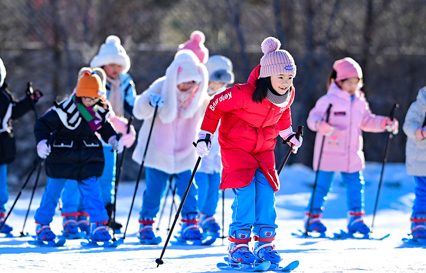 呼倫貝爾市海拉爾區(qū)健康街小學學生在校園冰雪嘉年華中參加越野滑雪運動。王正攝