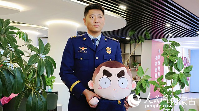 程強與設計IP形象合照。實習生 李蓉攝