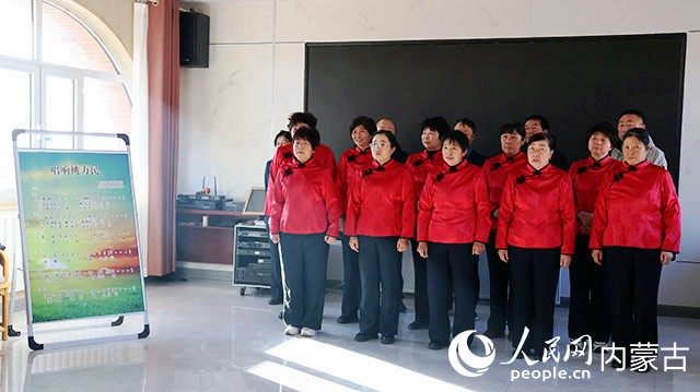 村歌表演。實(shí)習(xí)生 李蓉?cái)z