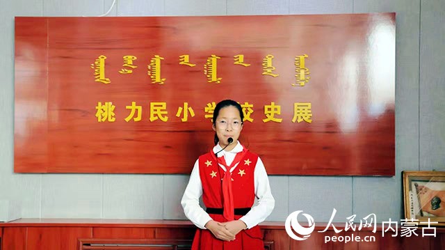 講解員講解桃力民小學(xué)校史。實(shí)習(xí)生 李蓉?cái)z