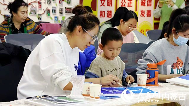 學(xué)習(xí)石英砂肌理畫。實(shí)習(xí)生 李蓉?cái)z