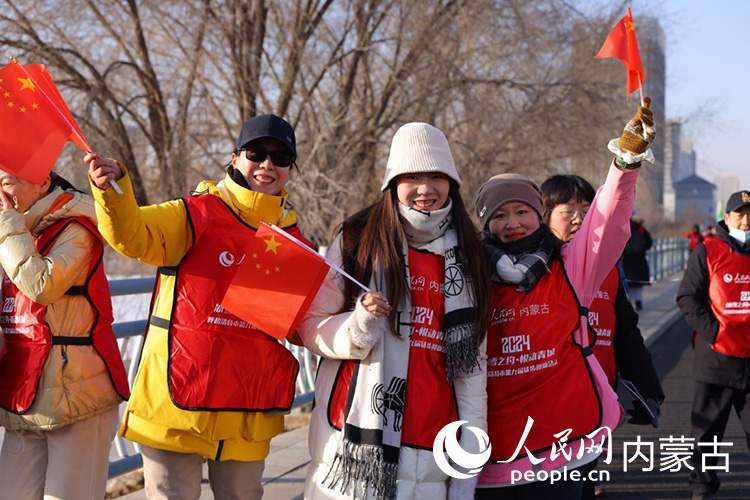 市民徒步迎接新年。人民網(wǎng)記者 富麗娟攝