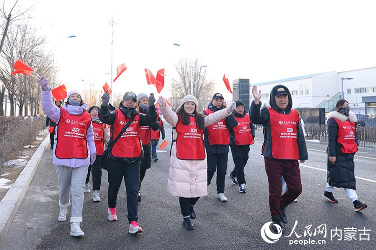 市民徒步迎接新年。人民網(wǎng)記者 劉藝琳攝